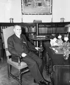 Doktor Lindén i samband med invigningen av nya barnsjukhuset i Gävle. 9 september 1948.