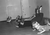 Norra Skolans nya gymnastikhus vid teatern, barngymnastik. 22 september 1948. Reportage för Gefle Dagblad.