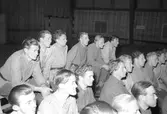 Exercishuset. Manskapet lyssnar till klockspelare. 14 oktober 1948.
