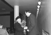 Norden föreningen filmturne. 1 november 1948. Blommor överlämnas till fru Stina Englund av Nordens represetant. Reportage för Arbetarbladet.