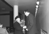Norden föreningen filmturne. 1 november 1948. Blommor överlämnas till fru Stina Englund av Nordens represetant. Reportage för Arbetarbladet.