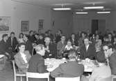 Folkpartiets ungdomsklubbs träff i T.C.O-lokalen.         10 november 1948. Reportage för Arbetarbladet.
Fotografierna skickas till Herr Lysén, Staketgatan 12, Gävle.