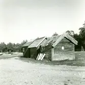 Sjöbodar i olika stadier av förfall. I Byrum.