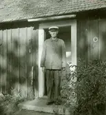 Före detta båtsman B Englund 73 år, (1938), framför sitt torp. Torpet byggdes av Englunds far, även han båtsman.
