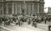 Militär uppvisning på Stortorget i Kalmar. Svenska flaggans dag firas i början av1930- talet. Musikkåren Lyran t.v om kyrktrappan.