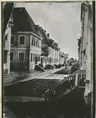 En av de äldsta kalmarbilderna visar Kaggensgatan mot Jordbrovalvet. Observera fritrapporna. Jordbrovalvet täcktes ännu av 1600-talsmuren.