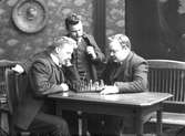 Okända män spelar schack