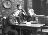 Okända män spelar schack