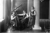 Tre okända damer, med bas, piano och fiol
