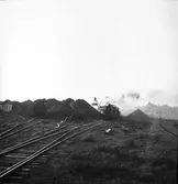 Reportage för Arbetarbladet. Kolmagasinet, eld i kolupplag. Kolhögarna brinner