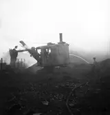 Reportage för Arbetarbladet. Kolmagasinet, eld i kolupplag. Kolhögarna brinner