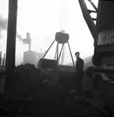 Reportage för Arbetarbladet. Kolmagasinet, eld i kolupplag. Kolhögarna brinner