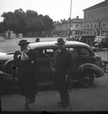 Reportage för Gefle Dagblad. Stadsfullmäktigeval 1938. Vid Rådhuset

