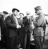 Landstormen rycker in, 1939. Armén delades fram till 1941 in i bevärings- och landstormsmän. Landstormen var de över 35 år, av de värnpliktiga.

