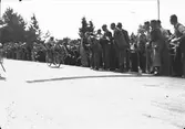 År 1938. Cykeltävlingen Gestrikland Runt. Reportage för Gefle Dagblad
