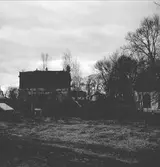 Gysinge. Ferdinand Boberg. Maj 1938. Husgrund
Ferdinand Boberg, (1860-1946), arkitekt, känd för Gävleborna genom att han ritat brandstationen, Centralpalatset, Gasverket med den mindre av gasklockorna på Brynäs och musikpaviljongen som flyttats till Regementsparken.
