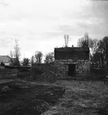 Gysinge. Ferdinand Boberg. Maj 1938. Husgrund
Ferdinand Boberg, (1860-1946), arkitekt, känd för Gävleborna genom att han ritat brandstationen, Centralpalatset, Gasverket med den mindre av gasklockorna på Brynäs och musikpaviljongen som flyttats till Regementsparken.