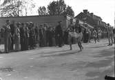 År 1938. Stafettväxling-löpning. Stadsloppet. Reportage för Gefle-Posten
