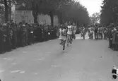 År 1938. Stafettväxling-löpning. Stadsloppet. Reportage för Gefle-Posten
