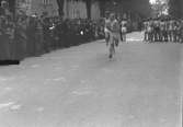 År 1938. Stafettväxling-löpning. Stadsloppet. Reportage för Gefle-Posten
