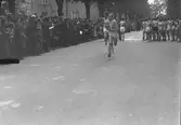 År 1938. Stafettväxling-löpning. Stadsloppet. Reportage för Gefle-Posten
