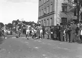 År 1938. Stafettväxling-löpning. Stadsloppet. Reportage för Gefle-Posten

