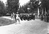 År 1938. Kamratmöte vid Kungsbäck. Reportage för Gefle Dagblad
