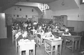 År 1942. 1842-1942 Skolan 100 år. Folkskolans jubileumsutställning.
