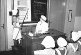 År 1942. 1842-1942 Skolan 100 år. Folkskolans jubileumsutställning.
Skolkök.