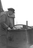 Nitning vid nya båtbygget. 12 september 1949. Gävle Varv anlades 1873. Efter en konkurs 1921 bildades Gefle Varfvs och Verkstads Nya AB, som bland annat tillverkade oljecisterner och utrustningar till pappersmassefabriker. På 1940-talet återupptogs skeppsbyggeriet.