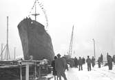 Sjösättning av M/S Trominent. December 1947. Gävle Varv anlades 1873. Efter en konkurs 1921 bildades Gefle Varfvs och Verkstads Nya AB, som bland annat tillverkade oljecisterner och utrustningar till pappersmassefabriker. På 1940-talet återupptogs skeppsbyggeriet.
