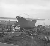 Sjösättning (Fred Olsson). Gävle Varv anlades 1873. Efter en konkurs 1921 bildades Gefle Varfvs och Verkstads Nya AB, som bland annat tillverkade oljecisterner och utrustningar till pappersmassefabriker. På 1940-talet återupptogs skeppsbyggeriet.