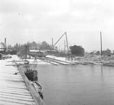 Industriområdet. Gävle Varv anlades 1873. Efter en konkurs 1921 bildades Gefle Varfvs och Verkstads Nya AB, som bland annat tillverkade oljecisterner och utrustningar till pappersmassefabriker. På 1940-talet återupptogs skeppsbyggeriet.