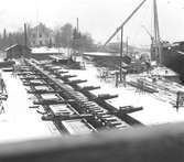 Industriområdet. Gävle Varv anlades 1873. Efter en konkurs 1921 bildades Gefle Varfvs och Verkstads Nya AB, som bland annat tillverkade oljecisterner och utrustningar till pappersmassefabriker. På 1940-talet återupptogs skeppsbyggeriet.
