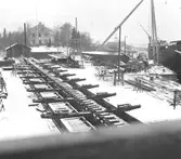 Industriområdet. Gävle Varv anlades 1873. Efter en konkurs 1921 bildades Gefle Varfvs och Verkstads Nya AB, som bland annat tillverkade oljecisterner och utrustningar till pappersmassefabriker. På 1940-talet återupptogs skeppsbyggeriet.
