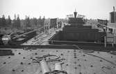 Skeppsbyggeri. 26 februari 1943. Gävle Varv anlades 1873. Efter en konkurs 1921 bildades Gefle Varfvs och Verkstads Nya AB, som bland annat tillverkade oljecisterner och utrustningar till pappersmassefabriker. På 1940-talet återupptogs skeppsbyggeriet.