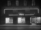Allier Herrekipering i Centralpalatset på Norra Centralgatan 4, i hörnet av Kyrkogatan, Gävle. Elektrisk reklamskylt från Norrlands Elektriska Byrå. 20 april 1945.