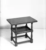 Bord. Augusti 1945. Möbelproduktion AB. Upphörde 1992, startade 1899 som Gefle Möbelsnickares Produktionsförening u.p.a, med snickarverkstad vid Södra Kungsgatan 27. Firman utökades 1915, den blev aktiebolag på 1930-talet och flyttades till Södra Kungsgatan 3, nästan hela kvarteret med verkstäder, lager, försäljnings- och utställningslokaler. Efter Söders sanering fick MP nya lokaler vid Södra Kungsgatan. Företaget flyttade på 1980-talet till nytt möbelvaruhus i hörnet Södra Kungsvägen-Österbågen i Hemlingby.
MP sålde möbler, textilier och hade inredningsarkitekter anställda för uppdrag till bland andra lasaretten i Gävle, Ljusdal och Hudiksvall samt statliga och kommunala verk.
