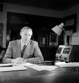 Man på kontor. Juni 1945. Ericsson Ludvig & Co, Norra Skeppsbron 3, Gävle.