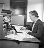 Kvinna på kontor. Juni 1945. Ericsson Ludvig & Co, Norra Skeppsbron 3, Gävle.