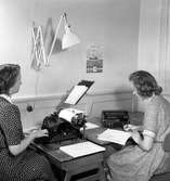 Kvinnor på kontor. Tisdag den 12 Juni 1945. Ericsson Ludvig & Co, Norra Skeppsbron 3, Gävle.