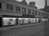 Sjöströms Fabriksbod, Norra Centralgatan 6. Gävle. 1 november 1945. Exteriör med inkopierade moln.