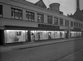 Sjöströms Fabriksbod, Norra Centralgatan 6. Gävle. 1 november 1945. Exteriör med inkopierade moln.