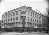 Konsum Alfa Varuhus i hörnet Norra Kungsgatan och Drottninggatan. Cirka år 1945.