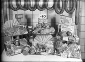 Charkuterier i skyltfönster hos Konsum Alfa, 1946.
