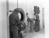 Bildäck. Interiör av Bil & Traktors verkstad, Norra Rådmansgatan 10, Gävle. Mars 1946. Beställt av direktör C.H. Tollertz.