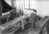 Exteriör av fabriksbyggnaden, 6 april 1946. År 1931 inköpte O. M. Grudén av Åbyfors bruk en fabriksbyggnad, där han efter omfattande restaurerings- och moderniserings arbeten  var fabriken klar för att börja användas.  Ingenjör O. M. Grudén grundade fabriken belägen i Åby, Valbo tillverkning av snökedjor. . Kedjorna tillverkas i alla förekommande storlekar och för alla hjuldimensioner för såväl person-som lastautomobiler samt för motorcyklar och traktorer. Sammansättningen av länkarna och kedjorna sker för hand. Omnämnas bör att en man sammansätter 100 kedjor på en dag.

