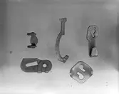 Exteriör av fabriksbyggnaden, 6 april 1946. År 1931 inköpte O. M. Grudén av Åbyfors bruk en fabriksbyggnad, där han efter omfattande restaurerings- och moderniserings arbeten  var fabriken klar för att börja användas.  Ingenjör O. M. Grudén grundade fabriken belägen i Åby, Valbo tillverkning av snökedjor. . Kedjorna tillverkas i alla förekommande storlekar och för alla hjuldimensioner för såväl person-som lastautomobiler samt för motorcyklar och traktorer. Sammansättningen av länkarna och kedjorna sker för hand. Omnämnas bör att en man sammansätter 100 kedjor på en dag.

