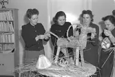 Hemgårdens halmkurs i tillverkning av julprydnader. 12 december 1948. Reportage för Arbetarbladet.