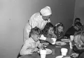 Barnbespisning vid Brynässkolan. 5 april 1949. Reportage för Arbetarbladet.